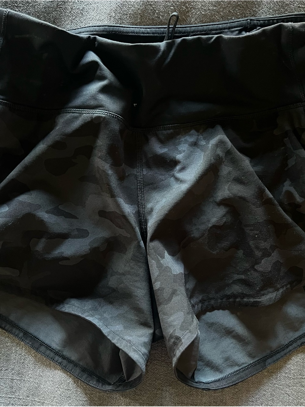 Lululemon Size 6 Women’s Black Camo Athletic Shorts